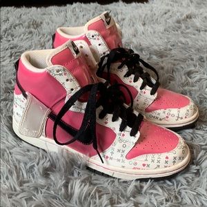 Valentines Nike Dunks boys size 6Y.